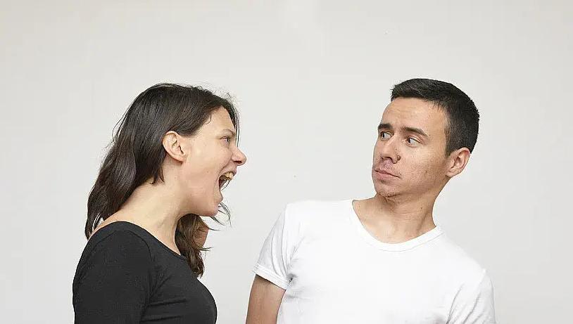 很多人一吵架就嗓门瞬间拔高，仿佛声音越大道理越足，可现实往往相反：越是底气不足，