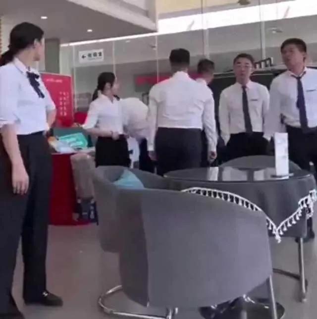 丰田，栽了。由于江西南昌丰田4S店怒怼客户“不买就滚”，导致全国丰田的销售遭遇寒