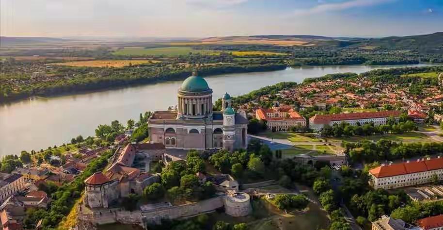 1972年，一个县城电影院出现了诡异一幕。
同一个晚上，两场电影。
《红灯记》的