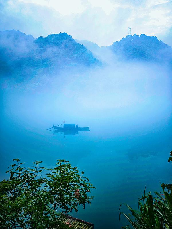 水的倒影

湖面映月，月在水中。风动，月碎；风止，月圆。水说：“我不执月，故能映