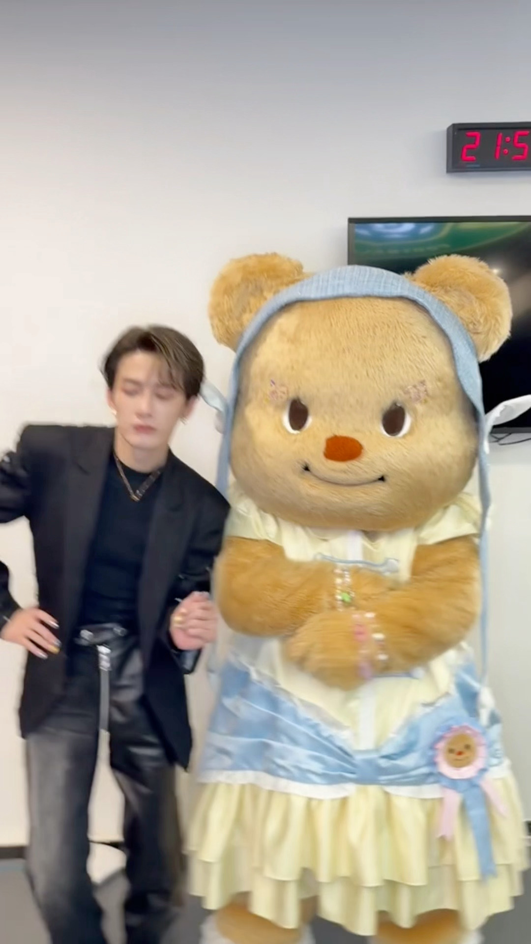 檀健次黄油小熊合跳eeniemeeniee手势舞 .檀健次黄油小熊合跳eenie