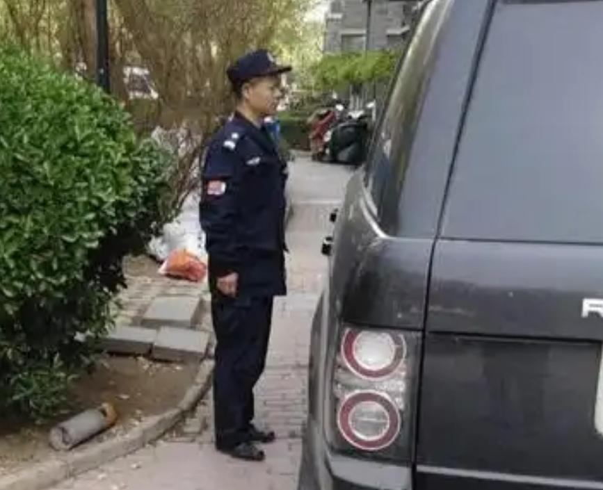 在小区当保安，说白了就是在夹缝隙里求生存。上面有物业公司的各项规章制度约束着，工