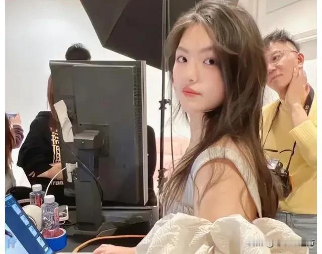 王诗龄回长沙给外公外婆拜年，穿2万的外套拎3万的包，闺秀感十足 ​真让人羡慕啊！