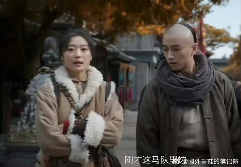 清朝人和一位博主在北京遛弯儿孙千的脸太洋气了（还是脸上妆太现代？）一丝一毫古人/