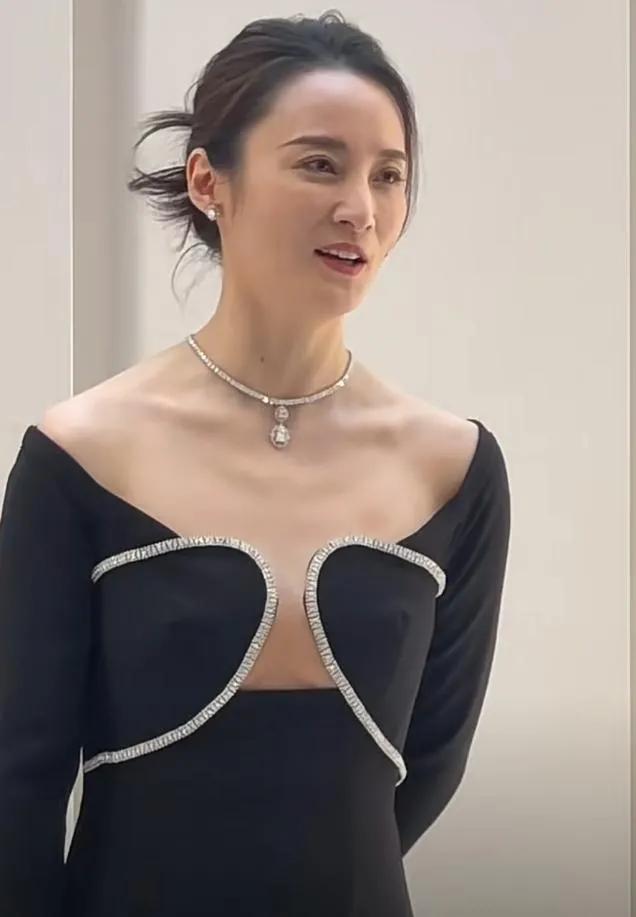 蒋勤勤是一位备受赞誉的演员，她在影视界有着举足轻重的地位。她的演技细腻、表演真挚