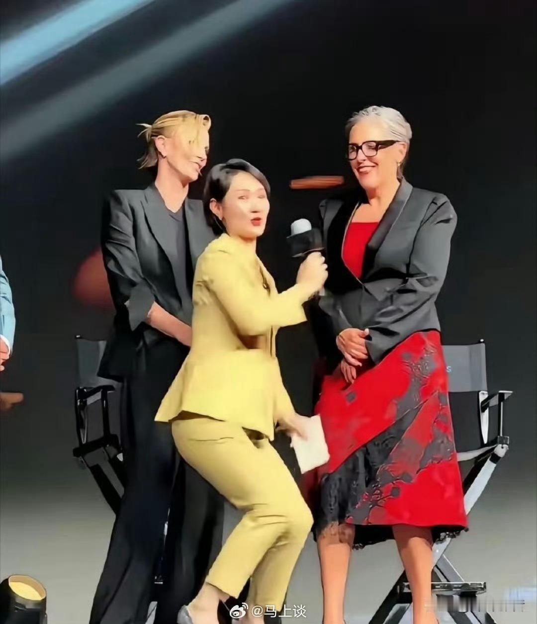 胡锡进：女主持人这姿势确实不好看。胡锡进终于也对女主持半蹲采访事件发出点评了，他