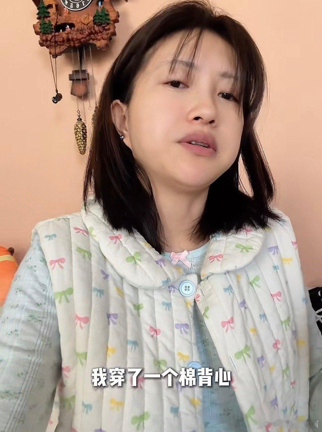 38岁包文婧生二胎后五月份裹棉袄棉拖，家里人都穿T恤她还冻得哆嗦，网友看呆：这二