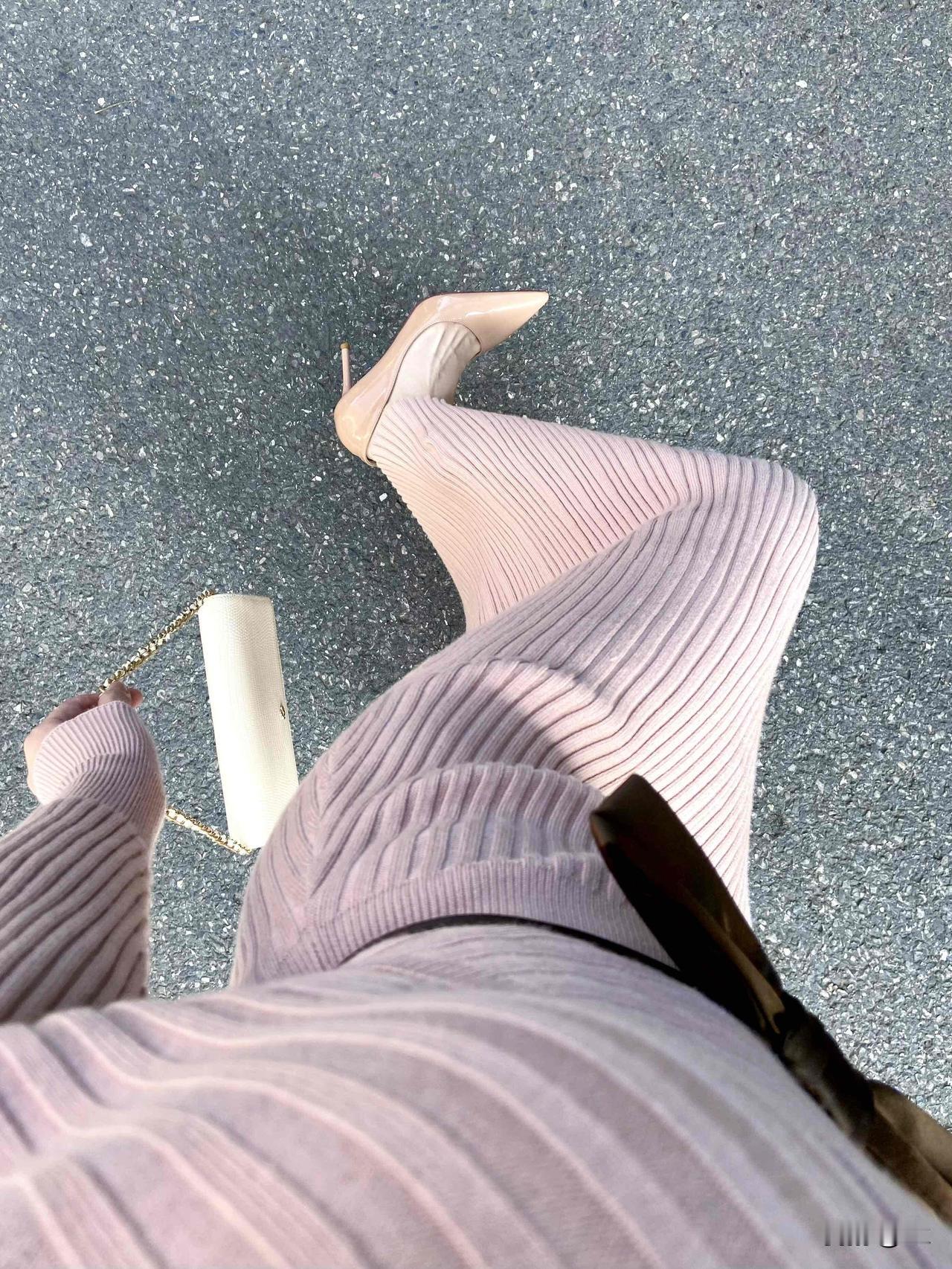 万能生活指南纯欲温柔风！粉针织裙+裸色高跟鞋，街拍绝了💖
救命！低头拍这套直接