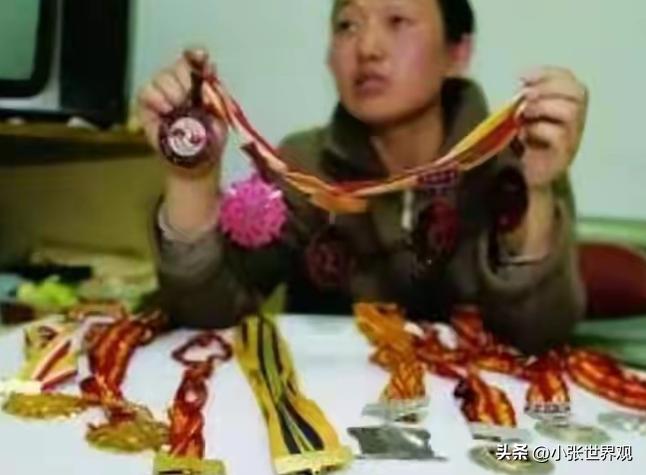 她为国拿下9枚金牌，却被黑心教练下药终身不育，如今终苦尽甘来！
 
这个女人叫邹