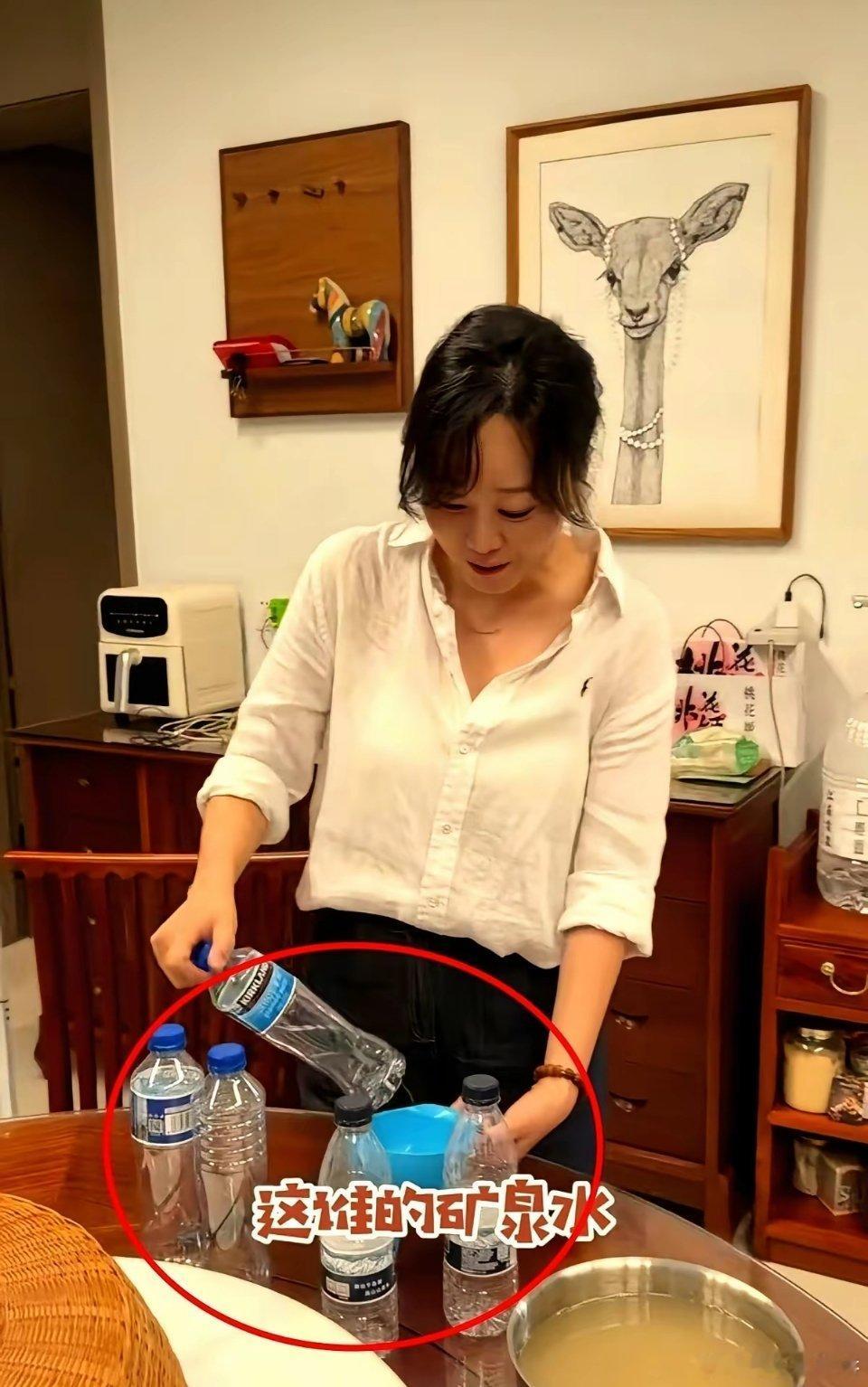 演员高鑫和王一楠这对，真有点意思。大热天，王一楠跑去横店探班老公。结果，她从包里