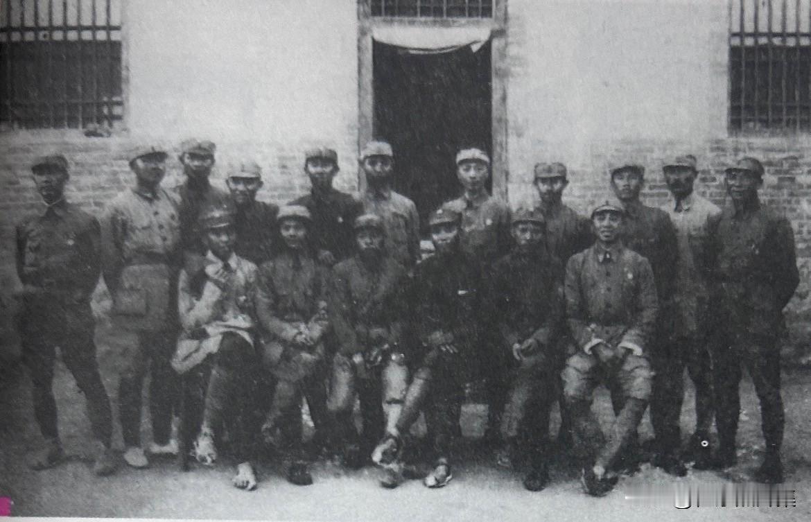 1939年6月，晋察冀抗日根据地八路军将领们合影，前排左起：王震、舒同、罗元发、