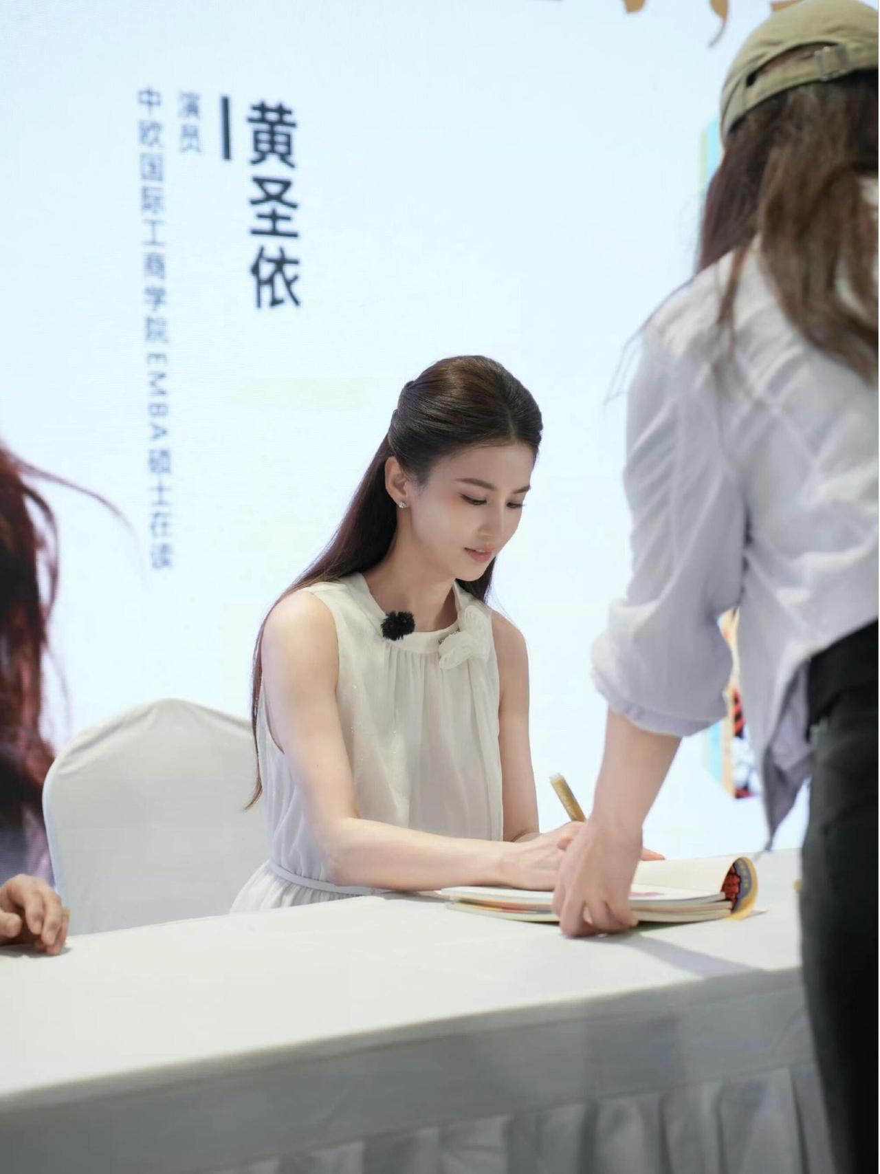 黄圣依自从离开了杨子
整个人都气质面相高雅了不少
她的眼睛里有光了
面相变好了，