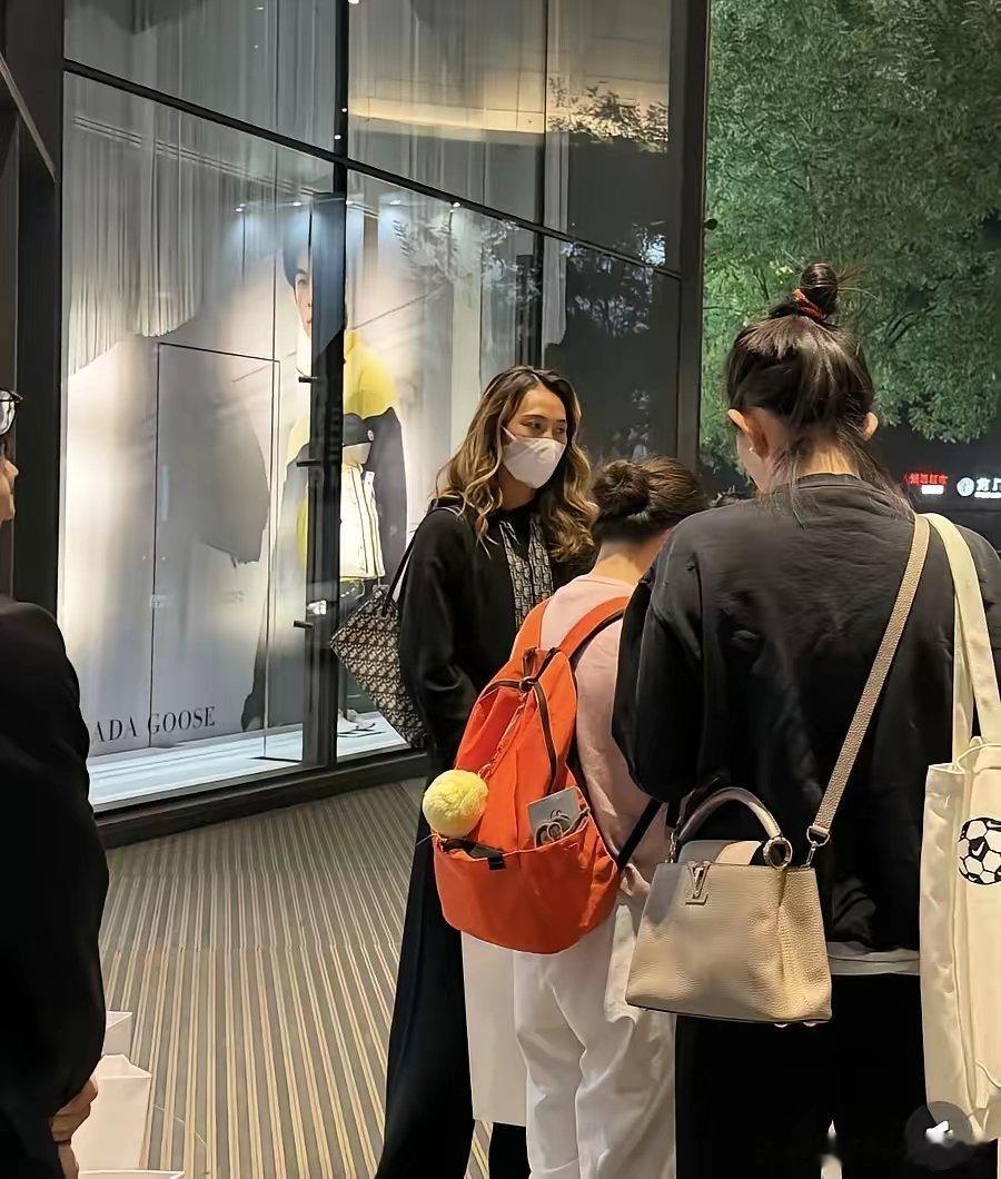 郑钦文真够忙的，白天忙着爬长城牌迪奥的宣传大片，傍晚和朋友逛王府井，提着四个迪奥