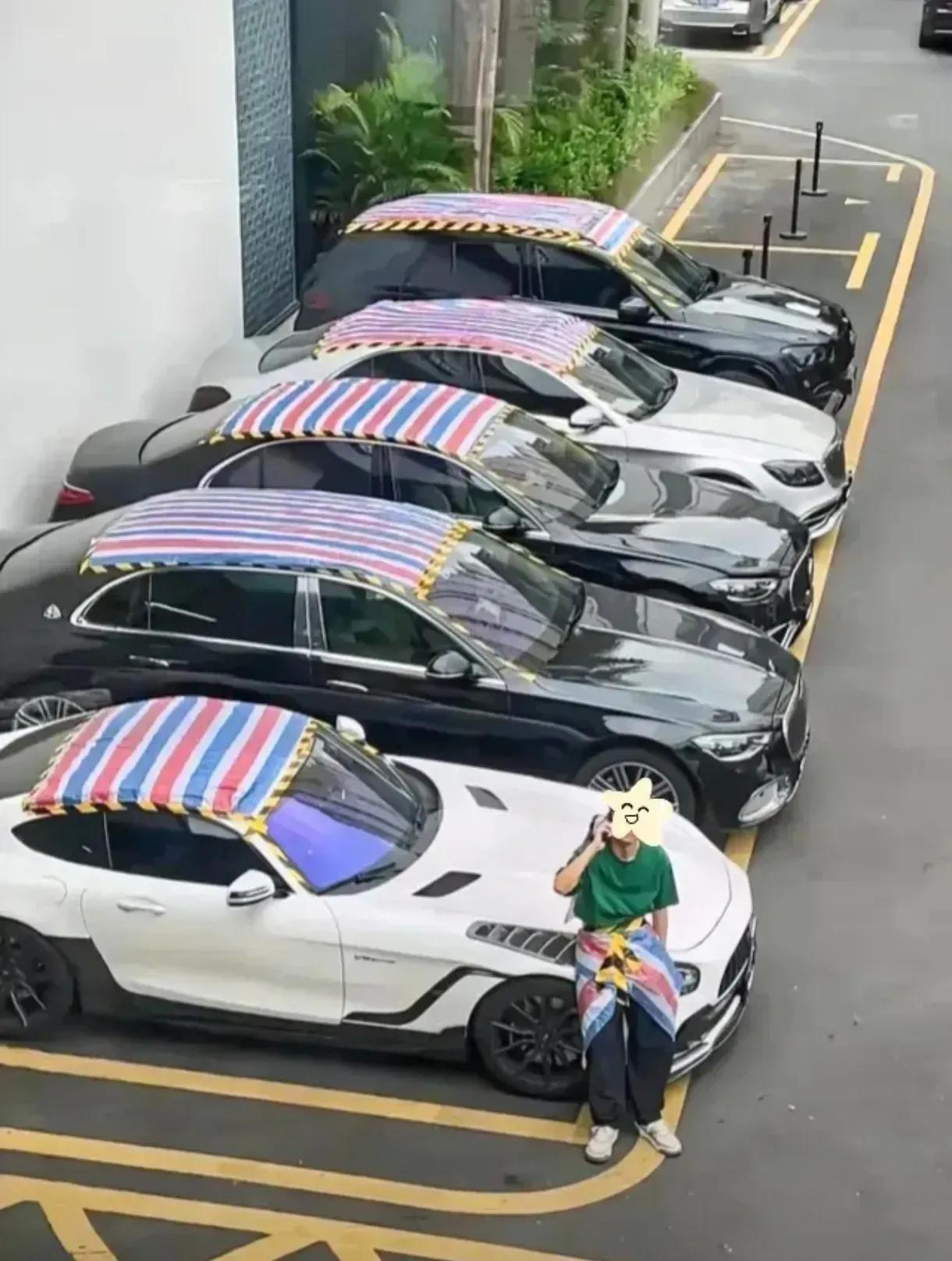   200多万的迈巴赫在全国有了统一的顶盖雨布，连logo也有了新版本。