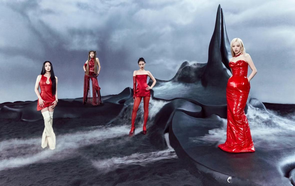 BLACKPINK回归海报为啥把Lisa放这么远啊？她还回来吃饭吗？ 