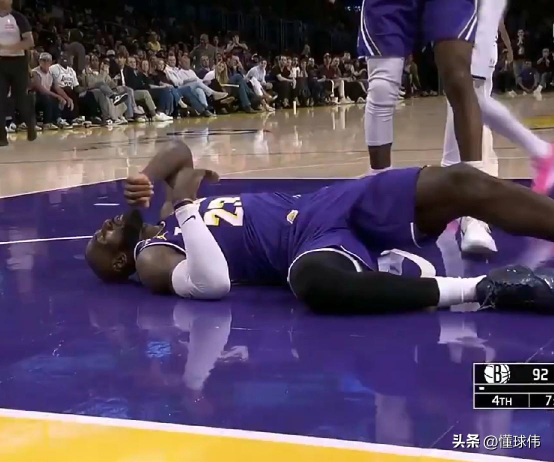 没受伤就好！斯玛特谈詹姆斯：

“他摔倒的那瞬间。”

“真的是吓坏我们了。”