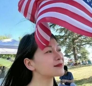 中国知名美女作家称在国内压抑不自由，让她活不下去，于是她抛弃父母，带着年幼的女儿