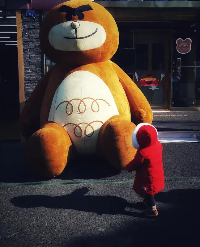 今天在公交车上被几个熊孩子气一顿！
     几个熊孩子上车后，看到几个老年人拉