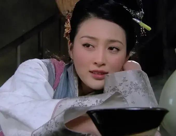 明朝，一太守出远门，只带上几位妻妾，把留在家中三四十个美人锁在院子里。一个月后，