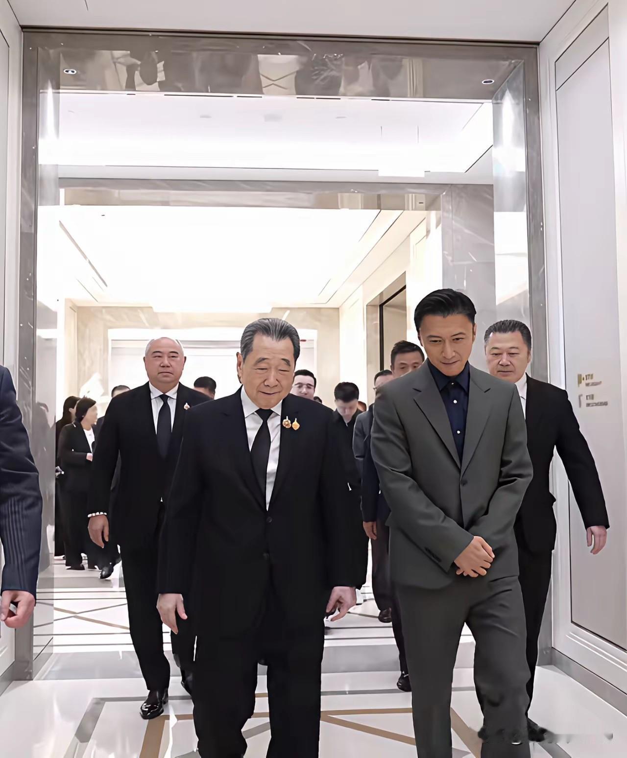 谢霆锋真是一个事业心强的男人，不但在内地开演唱会不断，他的“锋味”食品公司更是家