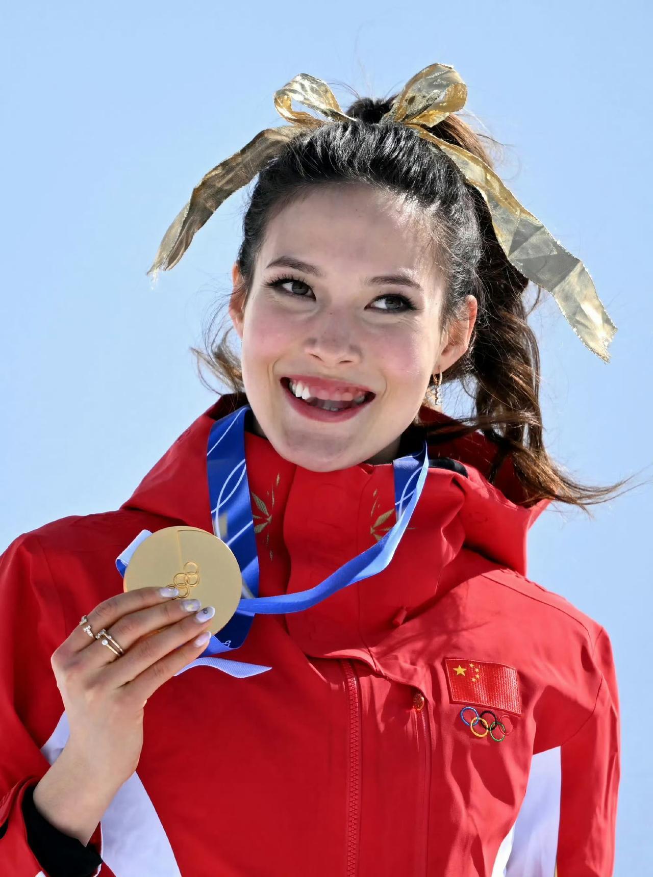 谷爱凌生于2003年9月，苏翊鸣生于2004年2月。二人如今都才22岁，意气风发