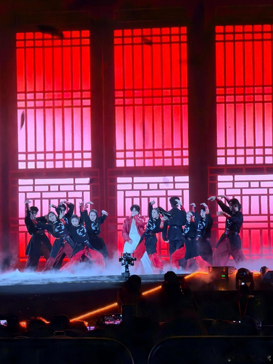 周震南颜安太稳了周震南、颜安《华夏》舞台直接炸场！又唱又跳全程高能，高强度舞蹈后