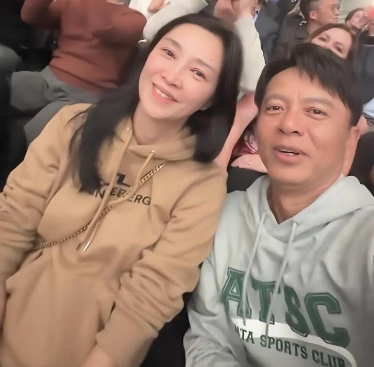 李克勤50岁妻子怀三胎？腹部凸起孕味足
香港知名歌手李克勤和港姐妻子卢淑仪结婚多