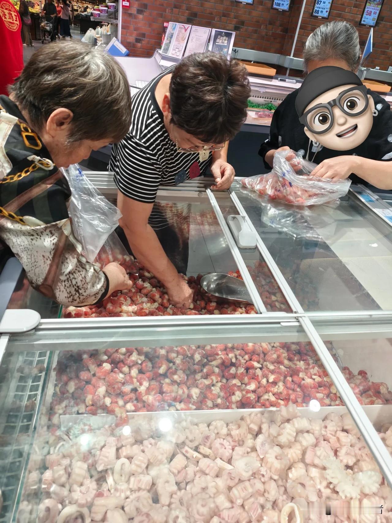 本来今天吃麻辣小龙虾，去超市买……然后等了快20分钟了，大妈们还没挑完……没心情