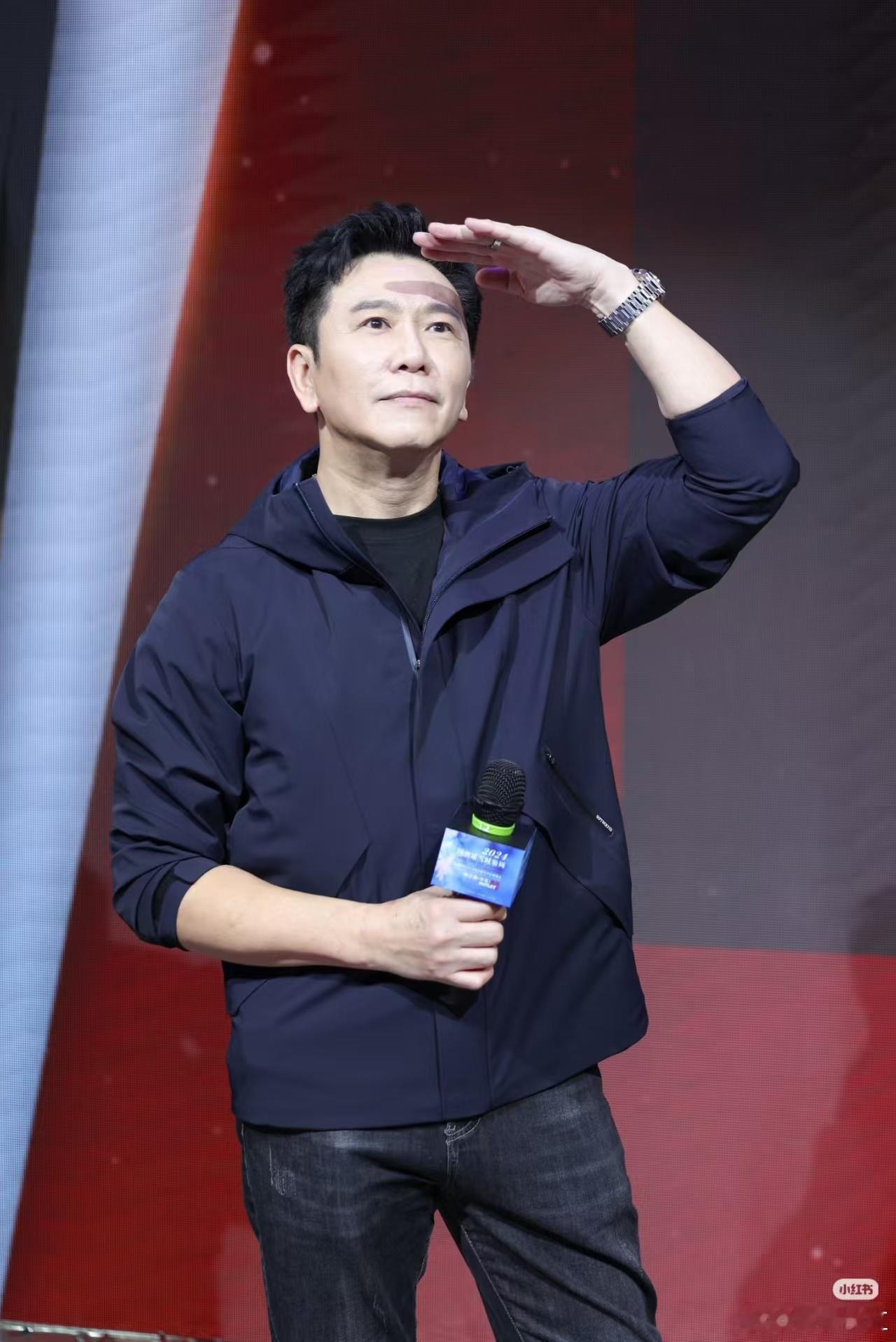 温兆伦回应王晶不放大矛盾，不煽动情绪，是成年人的温柔。温兆伦的沉稳，恰是历经岁月
