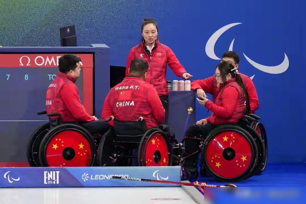 你敢信？0-3落后，最后靠对手把我们的壶撞进圆心逆转！中国轮椅冰壶队今天太炸了！