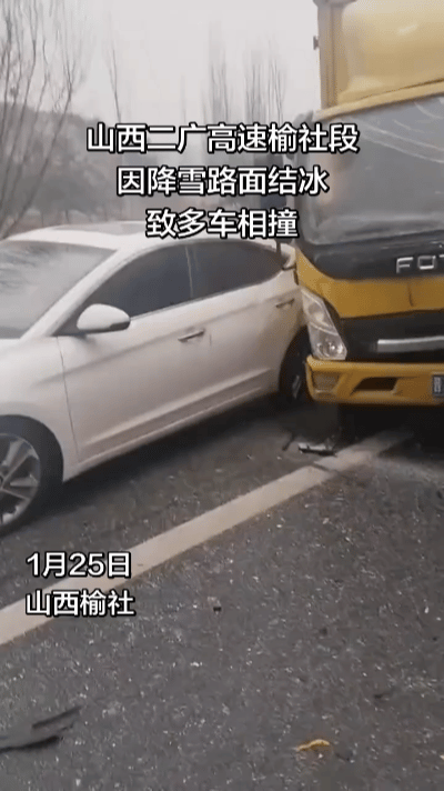 变形铁壳里的哭声……
 
二广高速榆社段的护栏旁，白色轿车被夹在两辆货车中间，车