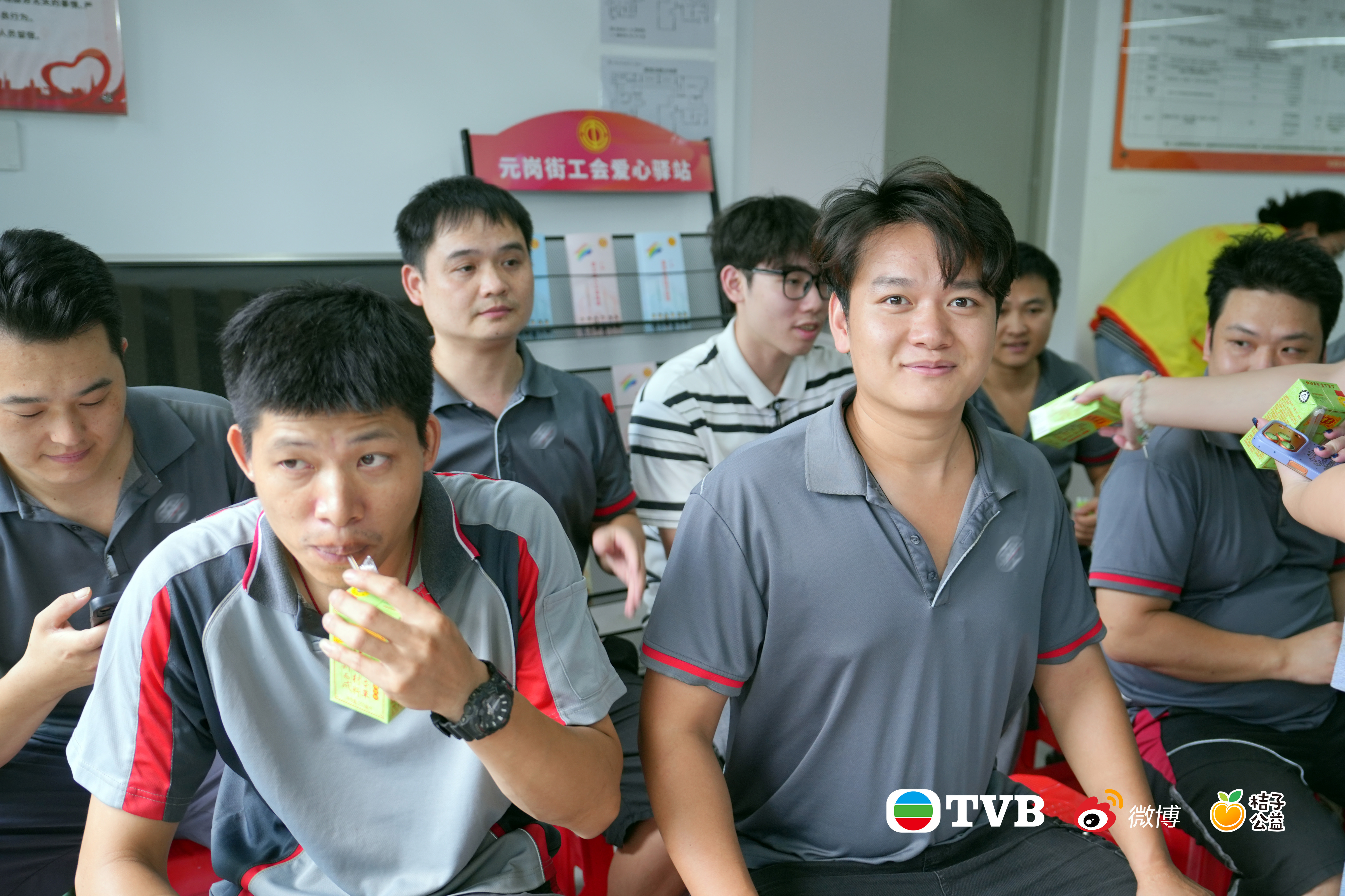 TVB剧组请快递员喝消暑饮品TVB陈豪张曦雯致敬一线快递员TVB这波举动真的超暖