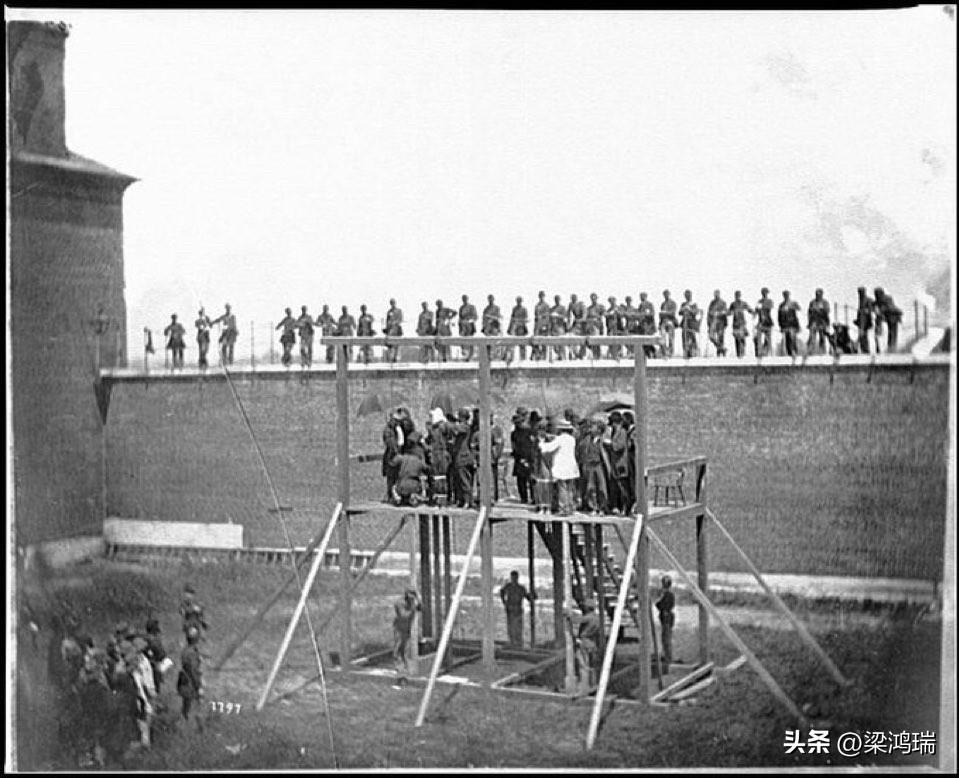 这张照片记录了亚伯拉罕·林肯遇刺案四名同谋者被处以绞刑的历史瞬间。 

处决发生