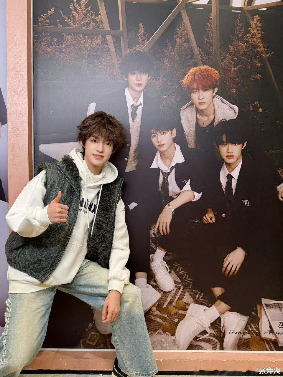 张泽禹跟登陆少年海报合照 张泽禹这波操作也太抽象了吧！🤣 对着登陆少年的海报合