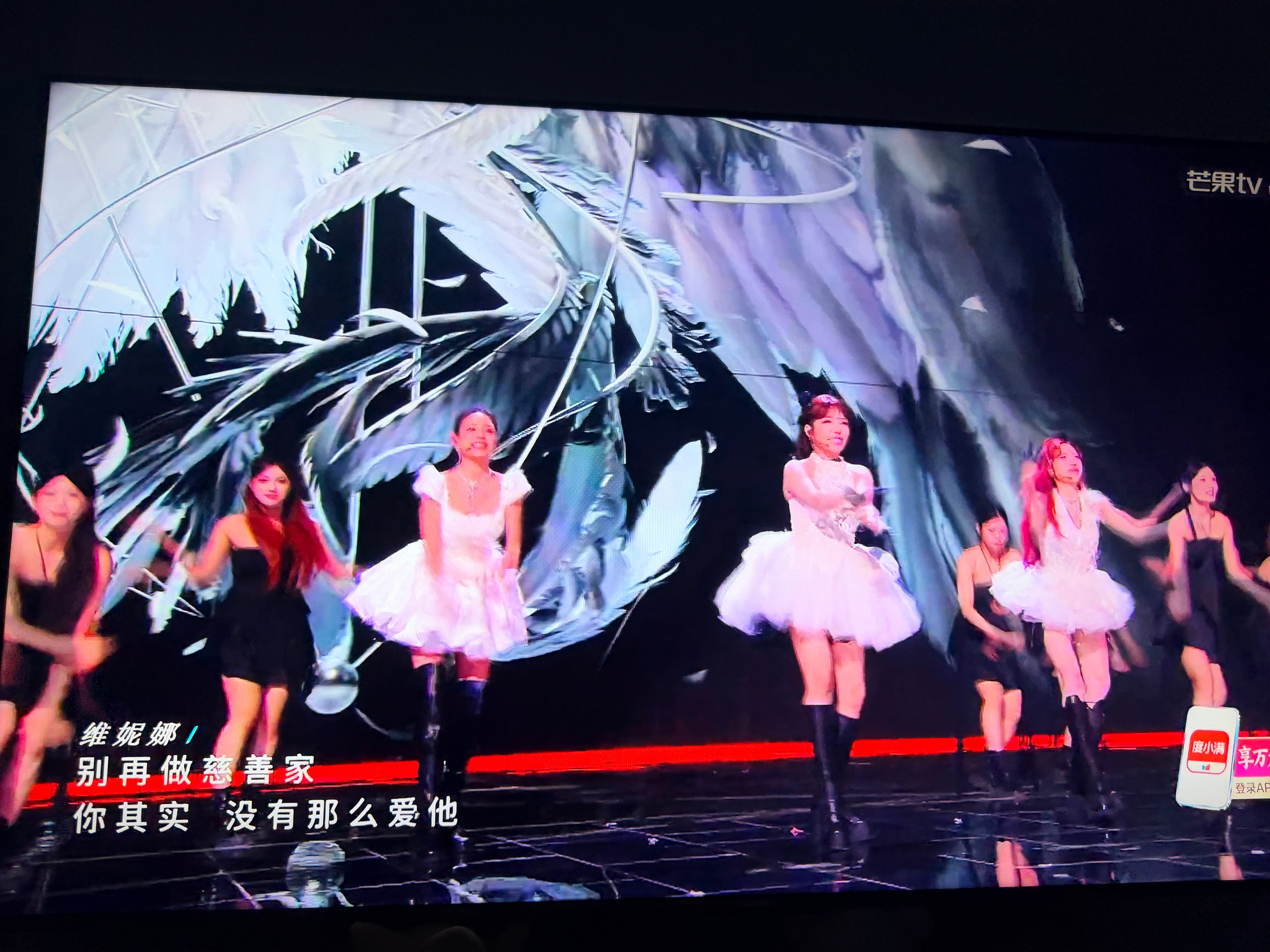 浪姐直播今天开麦啦！一些喘气声很清晰喔👍 《大艺术家》蔡依林的歌很难唱…… 庄