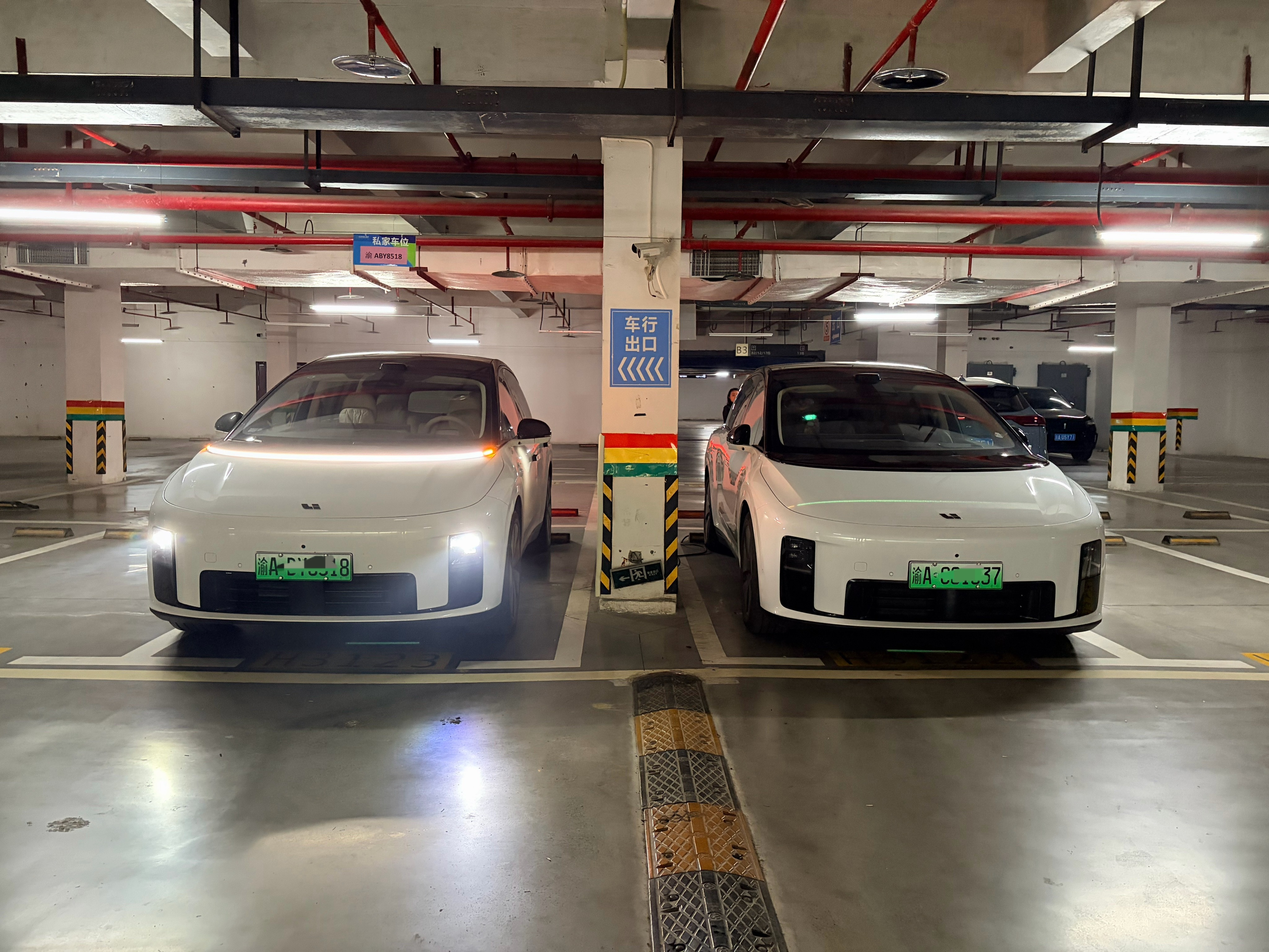 下午在车里准备出门，小区唯二的i8 路过一直盯着我们看，一会儿就过来拍窗户了。说