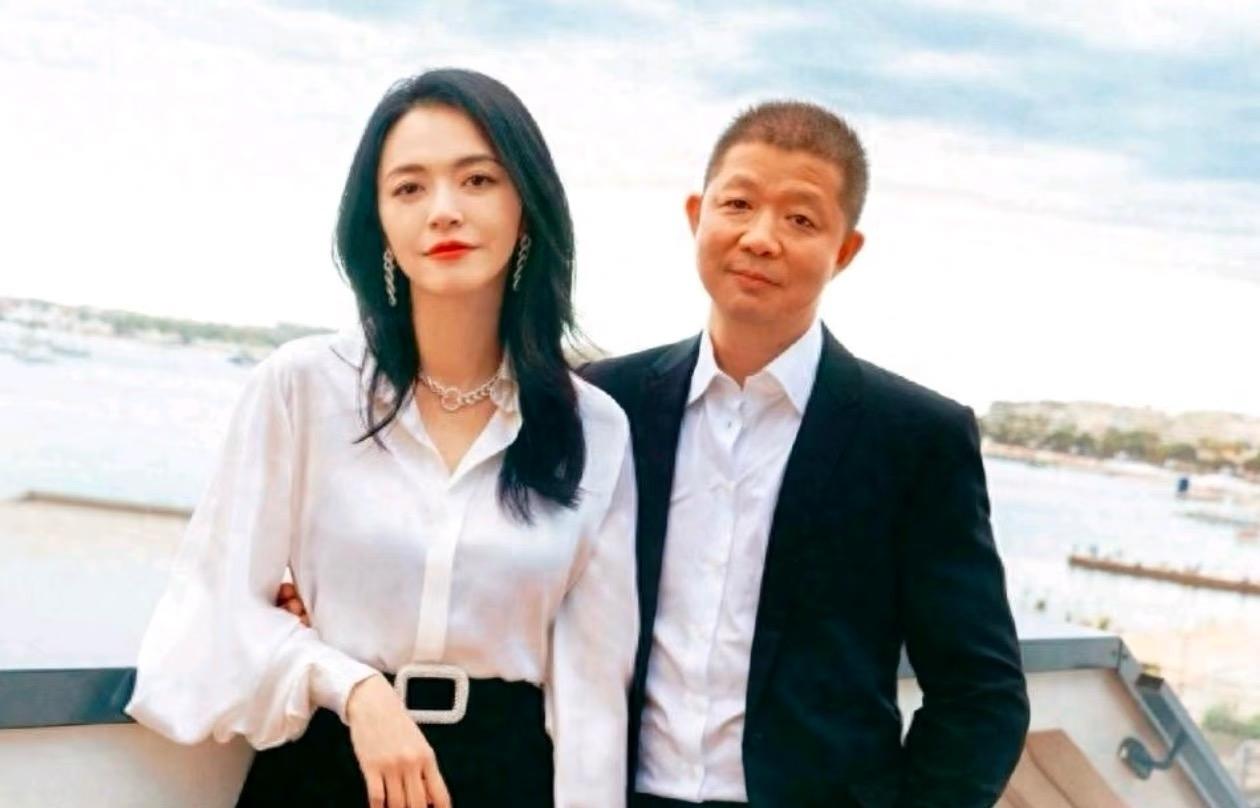 今天下午姚晨发文称结束和曹郁10多年的婚姻
印象中的姚晨好像还是和她北影同学凌潇