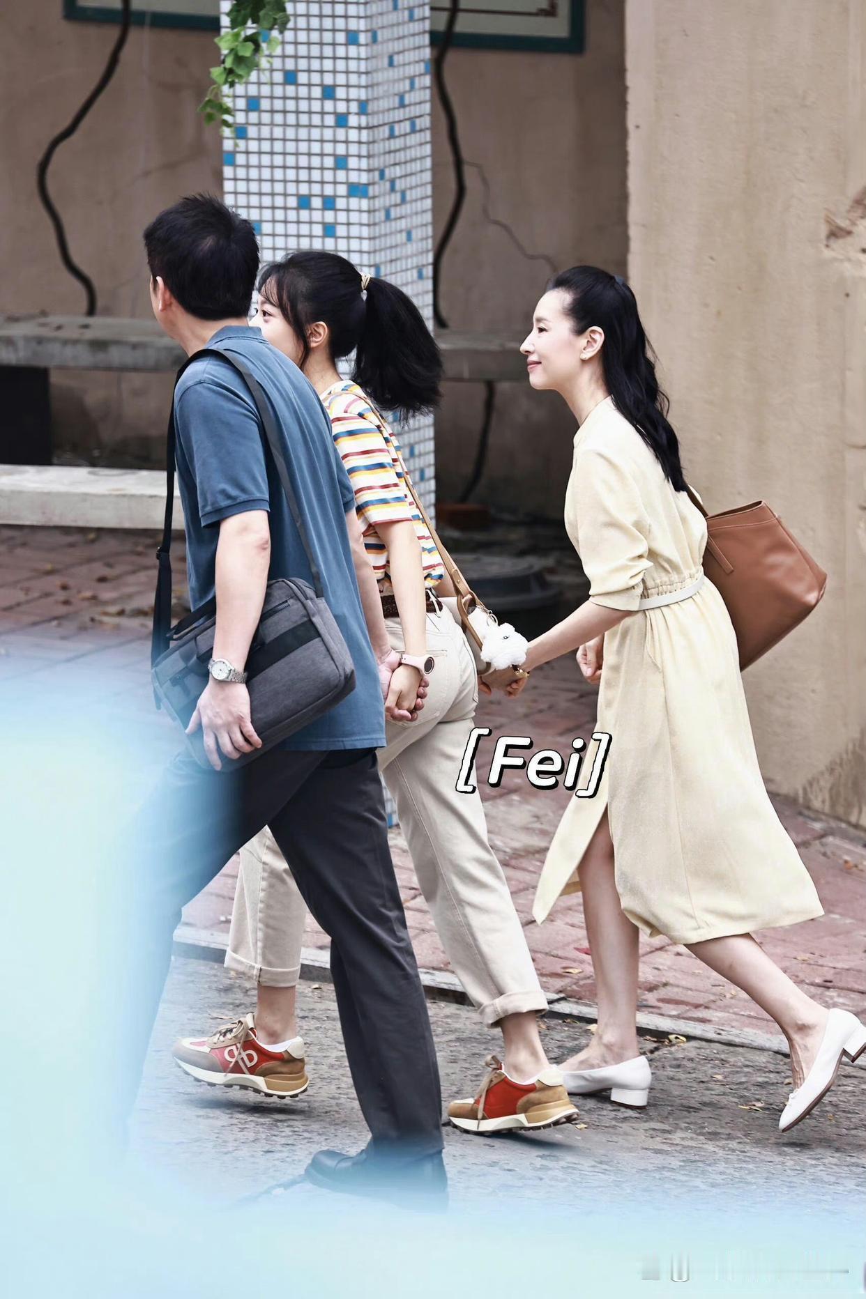 董洁演赵今麦的妈妈，保剑锋演爸爸，一家三口路透图手牵手好有爱。 ​​​