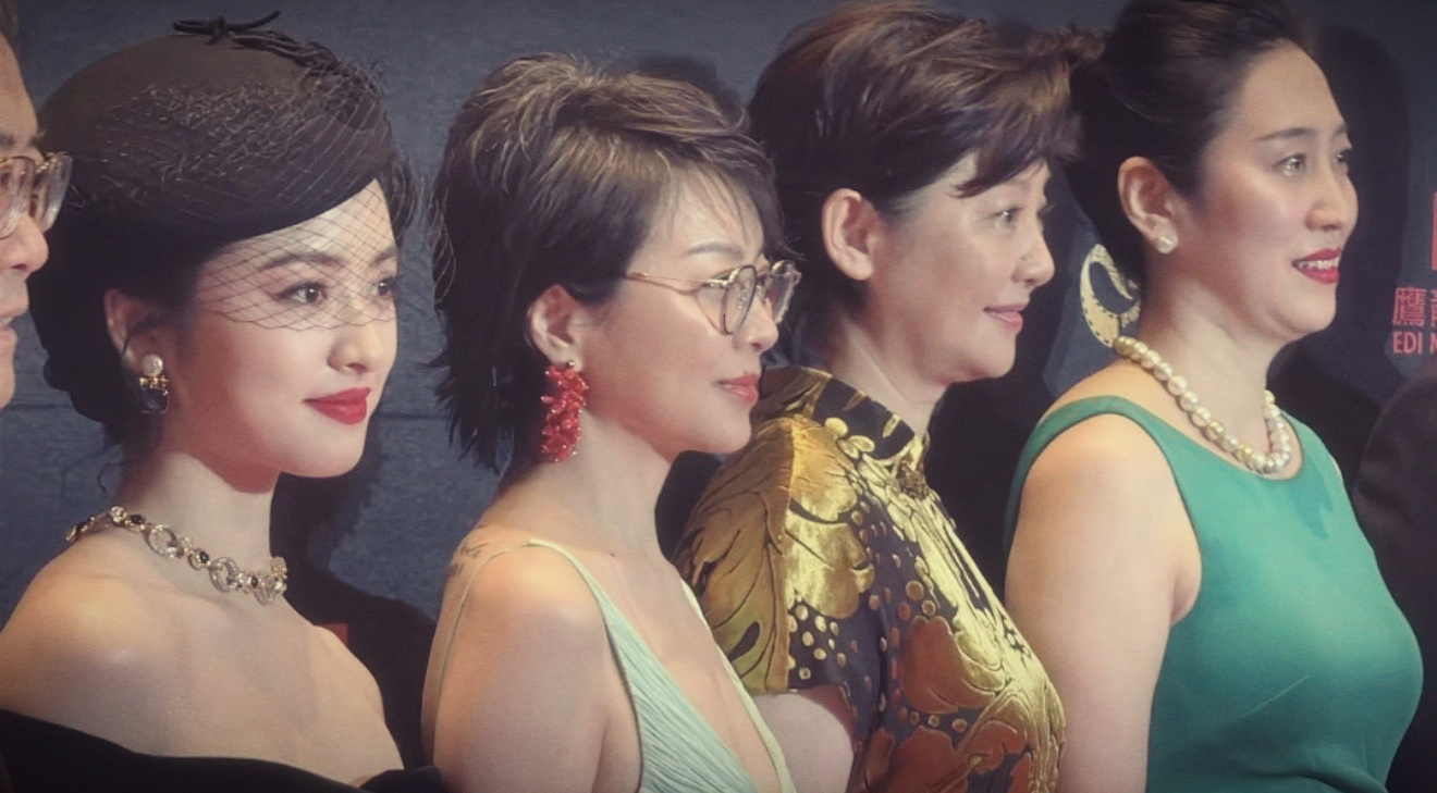 这张好绝[哆啦A梦害怕]和大咖排排站气场也丝毫不输，有种能再红二十年的美[哆啦A