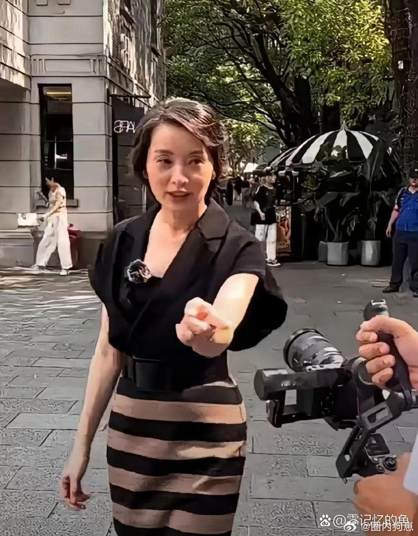 吴越褪去青涩，自带岁月赋予的松弛质感，气质愈发沉稳大气。 