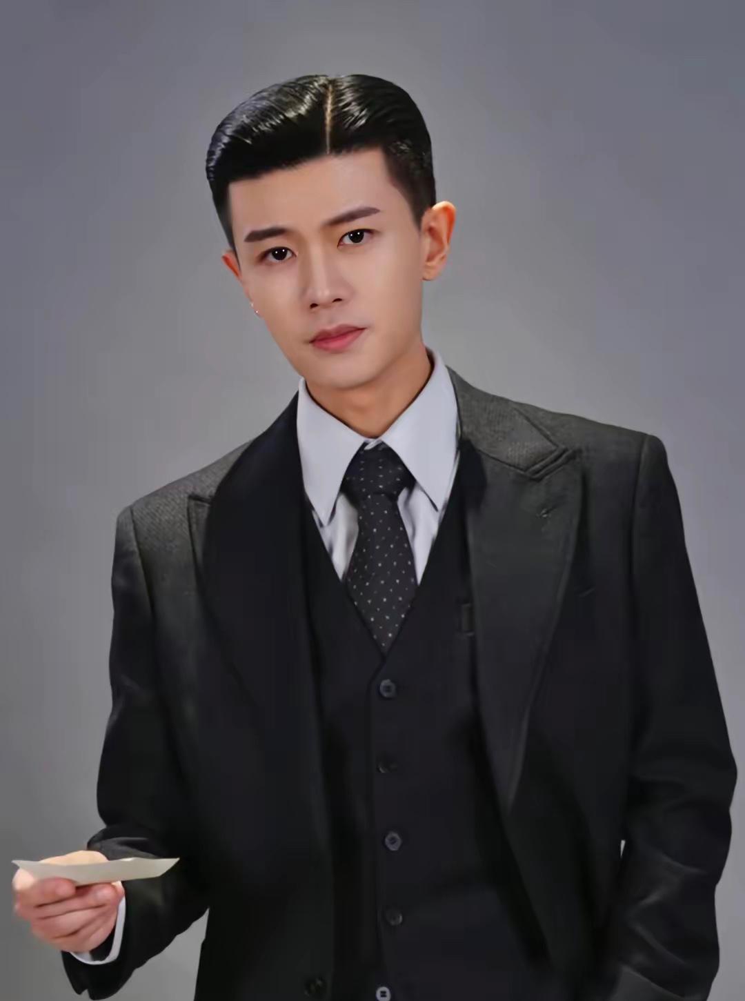 任嘉伦啊任嘉伦，你这是要“逼疯”内娱男星吗？36岁的年纪，颜值状态却像开了挂，发