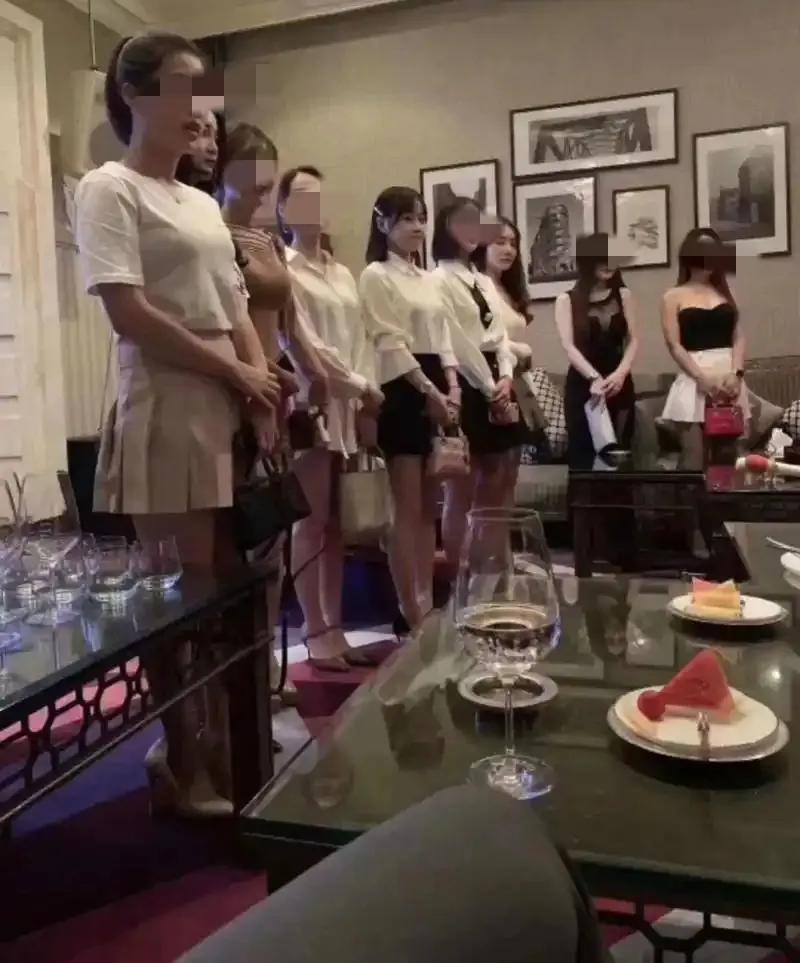 酒醒了，
头痛欲裂
戒酒、戒酒！


昨晚朋友请客去KTV，
包间看着挺高档，