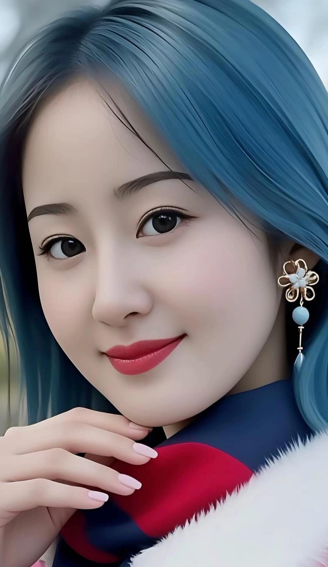 温柔蓝发少女，微笑如春风拂面