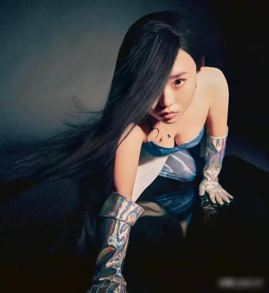 李雪琴暴瘦30斤，胃里切掉8个息肉，换来的时尚大片，竟被全网嘲笑“更搞笑了”。