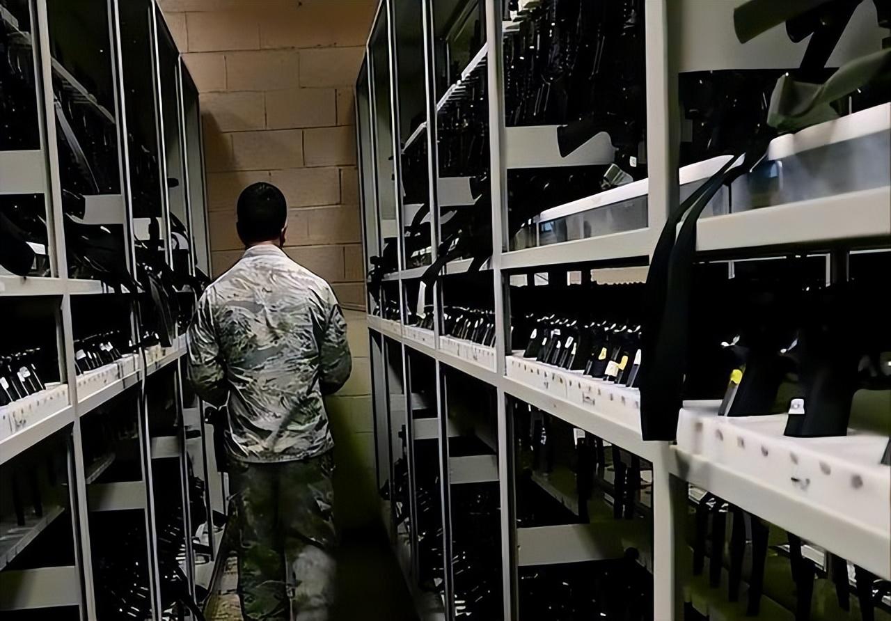 美国军工短板曝光：中东对峙撑不过半个月，昔日巨头彻底露怯，号称全球军事第一的美国