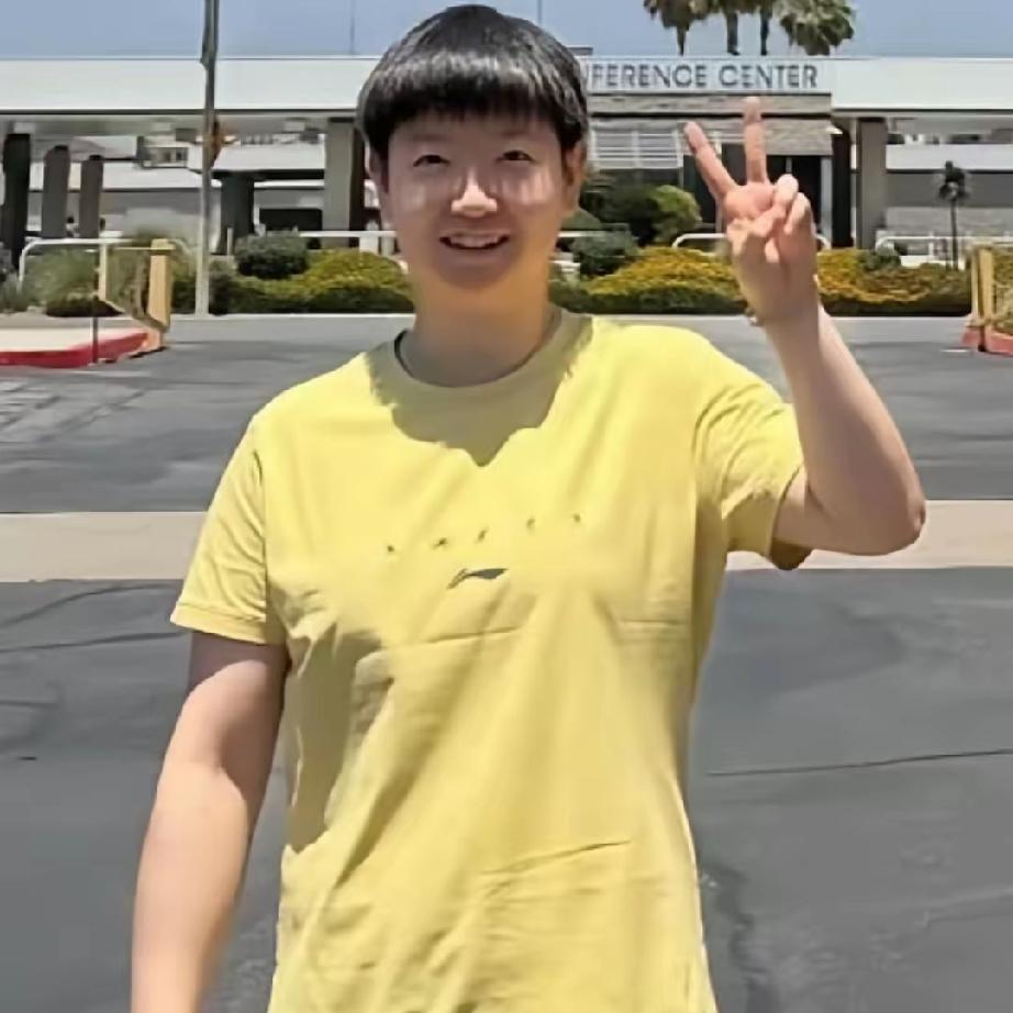莎莎发来了最新照片，摆出胜利的手势，告诉球迷朋友：一切安好，万事俱备，只欠东风哩