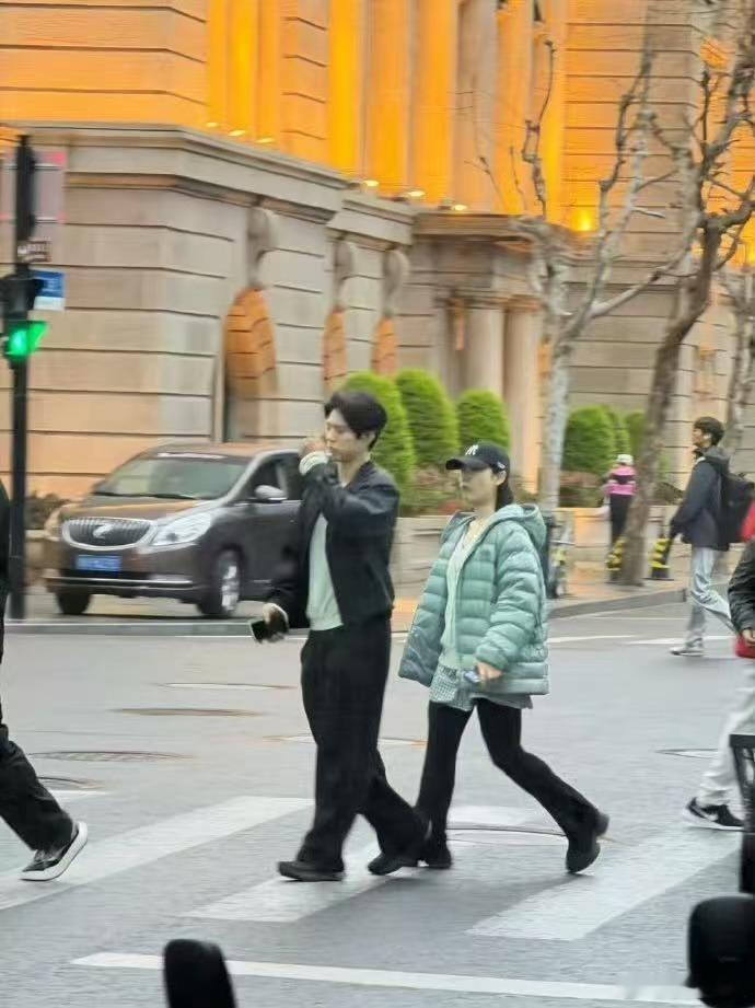 上海网友偶遇朴宝剑路人上海偶遇朴宝剑上海网友偶遇朴宝剑，可以可以，确实很不错 