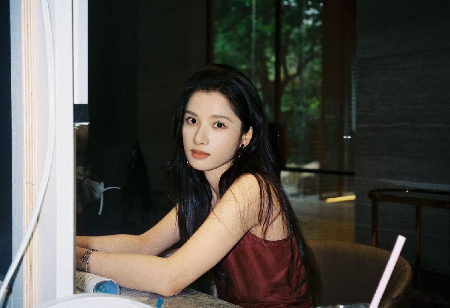 张婧仪晒照暂别陈清雾张婧仪晒照暂别陈清雾～张婧仪