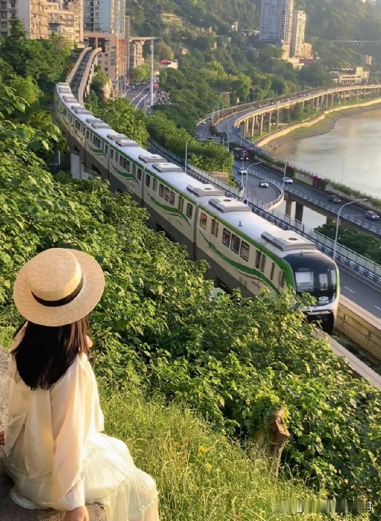 近日，重庆一位24岁的私企女员工，爱上了她们公司比她大7岁的人事经理。

她父母