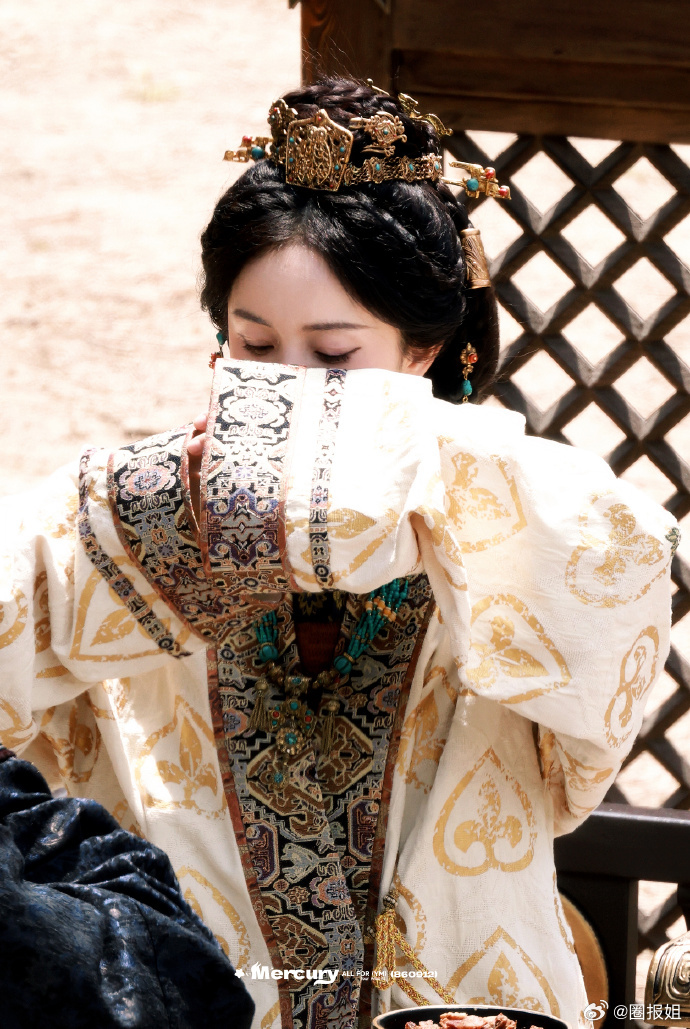 杨幂汉服妆造  杨幂江山大同造型很美呀 不少人初看北魏特色妆造觉得特别，了解背后